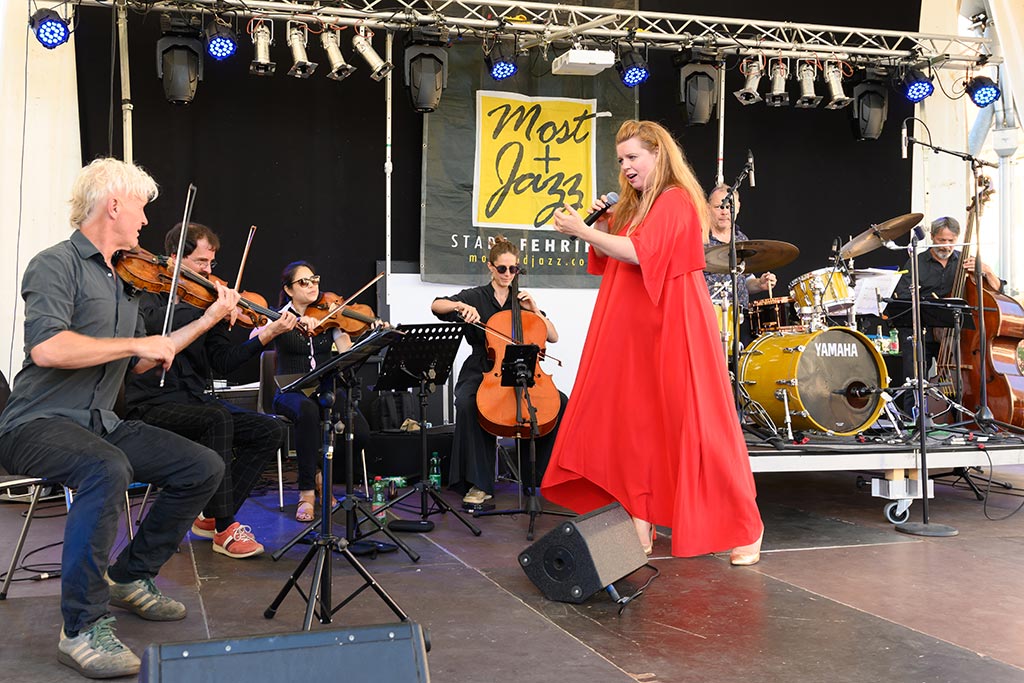 Simone Kopmajer mit Radio String Quartett