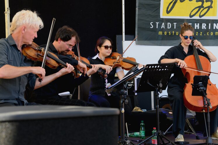 Simone Kopmajer mit Radio String Quartett