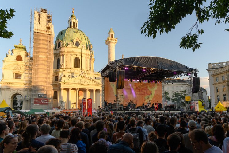 Anna Buchegger mit Band am popfest Wien